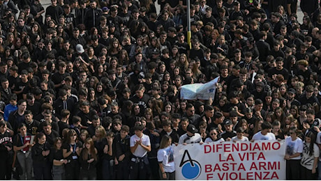 Mille studenti in nero, flash mob a Napoli per Santo Romano