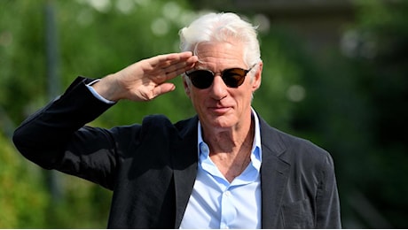 Festival di Venezia, l'arrivo di Richard Gere: abito scuro e mossa da «ufficiale e gentiluomo». E ieri sera festa di compleanno all'Harry's Bar