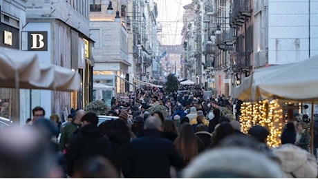 Regali di Natale, Torino ha riscoperto i negozi sotto casa: calano gli acquisti online